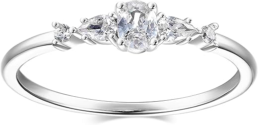 Petite vs Regular Engagement Rings: Which Is Yours? 1 Petite vs Regular Engagement Rings: Which Is Yours?
